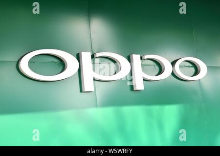 ---- Blick auf eine Tafel von Oppo in Nanjing, Provinz Jiangsu im Osten Chinas, 26. Februar 2017. Oppo Elektronik wird ein Design Center in Stockfoto