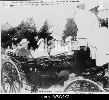 Foto während der Ferien Kreuzfahrt von Präsident Harry S. Truman nach Bermuda. Der Präsident und der Gouverneur von Bermuda, Sir Ralph Leatham, sind in einer Beförderung Verlassen der Yacht Club an der Hamilton für die Villa des Gouverneurs. Stockfoto