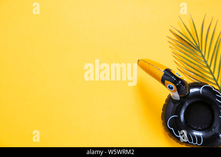 Pelikan Sommer aufblasbare Holiday pool Spielzeug gegen einen hellen Hintergrund gelb Stockfoto