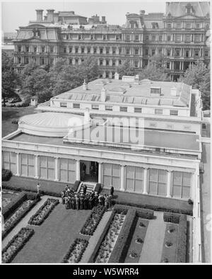 Foto von oben genommen, Präsident Truman sprach mit einer Gruppe von ausländischen Journalisten im Rosengarten des Weißen Hauses. Stockfoto