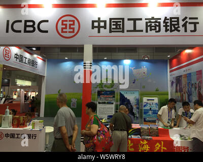 ---- Leute besuchen den Stand der industriellen und kommerziellen Bank of China (ICBC) während einer Ausstellung in Wuhan City, Central China Provinz Hubei, 1. Stockfoto