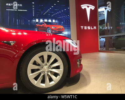 ---- Blick auf ein Tesla Store in Shanghai, China, 27. Oktober 2018. American Electric Automobilhersteller Tesla, die seine erste Fabrik in Übersee Gebäude ist Stockfoto