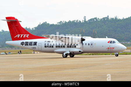 Eine ATR 42-600 der Turboprop Hersteller ATR nimmt Teil an einem Flug Probe in Vorbereitung für die 12. Internationale Luft- und Raumfahrt Ex Stockfoto