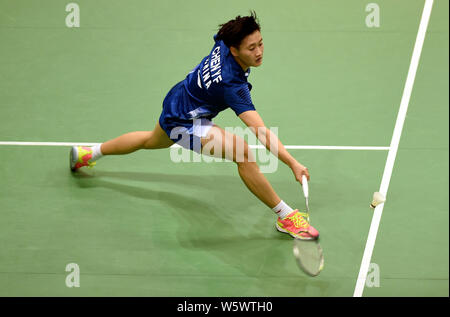 Chen Yufei in China liefert einen Schuß zu Pornpawee Chochuwong von Thailand in der ersten Runde von den Damen während der YONEX-SUNRISE Hong Ko Stockfoto