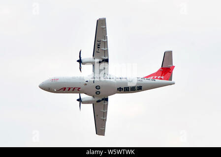 Eine ATR 42-600 der Turboprop Hersteller ATR nimmt Teil an einem Flug Probe in Vorbereitung für die 12. Internationale Luft- und Raumfahrt Ex Stockfoto