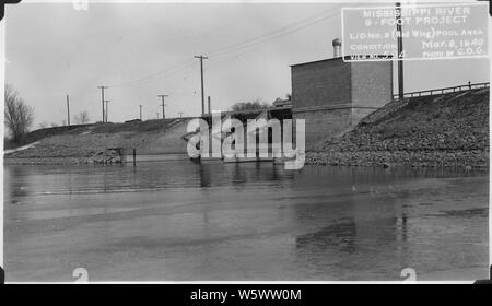 Foto mit Bildunterschrift am Ufer des Lake St. Croix, etwa 300 Meter südlich von Power House. Allgemeine Ansicht Südwest im Dam und Power House. Die normalen Pool Phase, die etwa 3 Meter über der Bühne war sehr im Wasser Mark deutlich Entlang der Damm tailrace und Ufer. Stockfoto