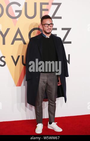 Pensionierte Japanischen Fußball-Star Hidetoshi Nakata kommt an der Louis Vuitton', Volez Voguez, Voyagez' Ausstellung in Shanghai, China, 15. November 2018. Stockfoto