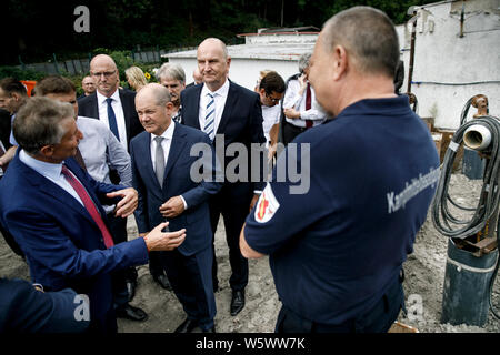 Oranienburg, Deutschland. 30. Juli, 2019. Karl-Heinz Schröter (l-r, SPD), Innenminister von Brandenburg, Olaf Scholz (SPD), Bundesfinanzminister und Dietmar Woidke (SPD), Ministerpräsident des Landes Brandenburg, besuchen Sie die laufenden Dekonstruktion arbeiten an eine Bombe in einer Siedlung zuzuteilen. Oranienburg wird zu einer Modellregion für Bombenentschärfung. Damit soll die Beseitigung von Blindgängern aus dem Zweiten Weltkrieg zu beschleunigen. Credit: Carsten Koall/dpa/Alamy leben Nachrichten Stockfoto