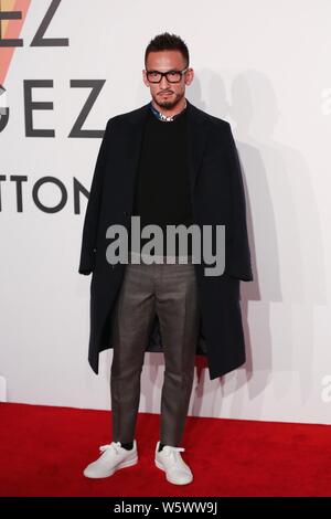 Pensionierte Japanischen Fußball-Star Hidetoshi Nakata kommt an der Louis Vuitton', Volez Voguez, Voyagez' Ausstellung in Shanghai, China, 15. November 2018. Stockfoto