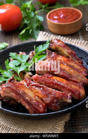 Grill Rippchen in der Pfanne, Ansicht schließen Stockfoto