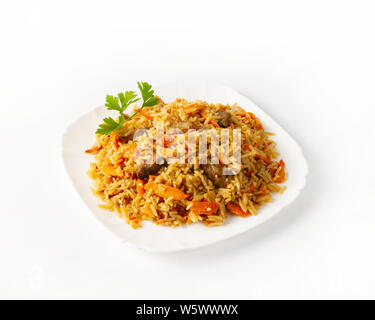 Teil von Rindfleisch Pilav, mit Petersilie auf einem weißen Hintergrund. Langkornreis. Traditionelle Küche in Zentralasien. Eintopf mit Karotten. Nahaufnahme Stockfoto
