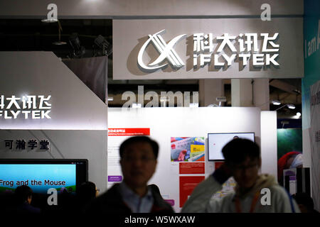 ---- Leute besuchen Sie den Stand von iFlytek, Chinas größtes Spracherkennung Unternehmen während der Expo in Peking, China, 27. Oktober 2018. Chinesische tech Stockfoto
