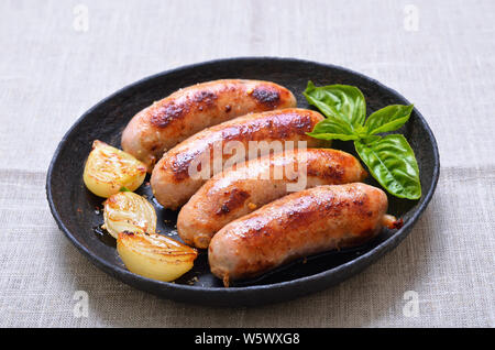 Gegrillte Würstchen in der Pfanne Stockfoto