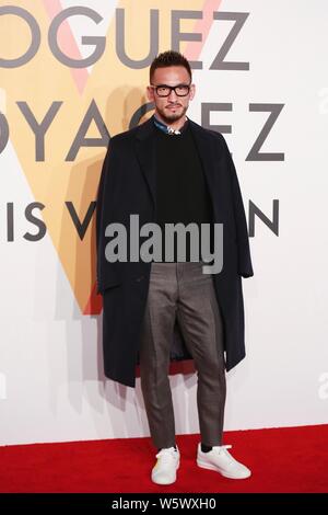 Pensionierte Japanischen Fußball-Star Hidetoshi Nakata kommt an der Louis Vuitton', Volez Voguez, Voyagez' Ausstellung in Shanghai, China, 15. November 2018. Stockfoto