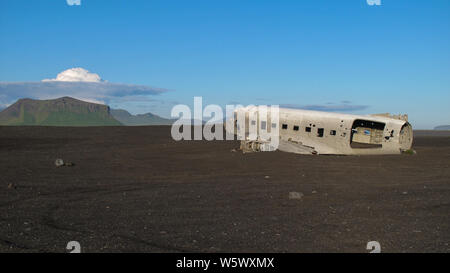 Wracks der abgestürzten Flugzeug 1973 Douglas R4D Dakota DC-3 C 117 der US-Navy in Island bei Solheimasandur Strand. Stockfoto