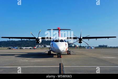 Eine ATR 42-600 der Turboprop Hersteller ATR nimmt Teil an einem Flug Probe in Vorbereitung für die 12. Internationale Luft- und Raumfahrt Ex Stockfoto