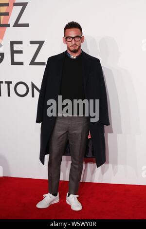Pensionierte Japanischen Fußball-Star Hidetoshi Nakata kommt an der Louis Vuitton', Volez Voguez, Voyagez' Ausstellung in Shanghai, China, 15. November 2018. Stockfoto