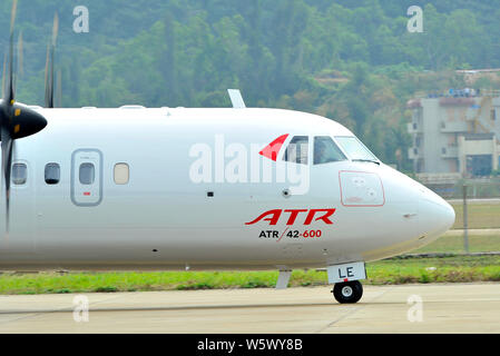 Eine ATR 42-600 der Turboprop Hersteller ATR nimmt Teil an einem Flug Probe in Vorbereitung für die 12. Internationale Luft- und Raumfahrt Ex Stockfoto