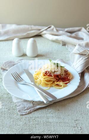 Nudeln Fettuccine Bolognese mit Tomatensauce in weiße Schüssel. Stockfoto