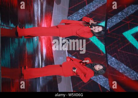 Mitglieder der koreanischen Mädchen Gruppe EXID während der Koreanische Musik-TV-Serie "Die Show" in Seoul, Südkorea, 27. November 2018 durchführen. Stockfoto