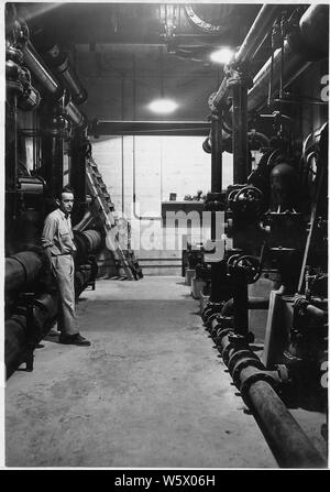 Die Galerie am Behandeln und Filteranlage, Boulder City Wasserversorgung. Teil der Pumpe auf der rechten Seite.; Umfang und Inhalt: Foto aus Band 2 einer Reihe von Fotoalben dokumentiert den Bau des Hoover Dam, Boulder City, Nevada. Stockfoto