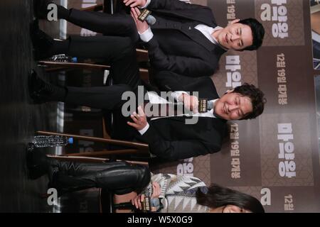 (Von links) Koreanische Schauspieler Jo Jung-suk, Song Kang-ho, und Schauspielerin Bae Doona eine Pressekonferenz für neuen Film "König" in Seoul, Süd K teilnehmen Stockfoto