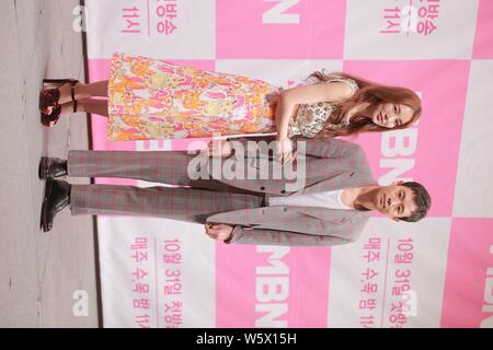 Koreanische Schauspielerin und Sängerin Yoon Eun-hye, Links, und Schauspieler Chun Jung-Myung nehmen an einer Pressekonferenz für neue TV-Serie "Flattern Warnung' in Seou Stockfoto