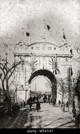[1900s Japan - Triumphbogen, Osaka] - Triumphbogen (凱旋門, gaisenmon) zur Erinnerung an den Sieg im Russisch-Japanischen Krieg (1904-1905), am 30. November gebaut, 1905 (Meiji 38) am süd-östlichen Ende der Oebashi. Zurück japanische Truppen marschierten von Osaka Hafen und unter ihm auf dem Weg nach Osaka Station in Umeda weitergegeben. Am 26. Dezember, nur einen Monat nach dem Bau, der Triumphbogen war durch Feuer zerstört. Es wurde ein neuer Bogen im März 1906 abgeschlossen. Um Sommer des Jahres war es nach unten gezogen. 20. jahrhundert alte Ansichtskarte. Stockfoto