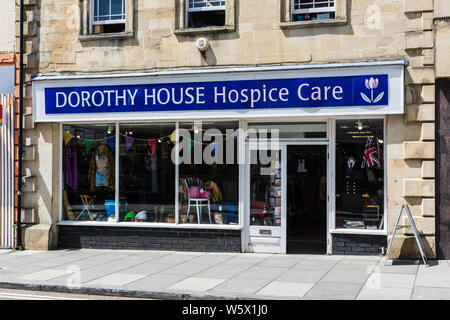 Ein Charity Shop Verkauf von gebrauchten Gegenstände, Geld für die Dorothy Haus Hospiz Liebe bietet für diejenigen, die mit dem Leben Begrenzung Krankheiten zu erhöhen Stockfoto