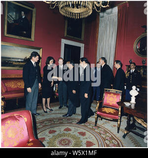 Nach der Beerdigung der Rezeption. Senator Edward M. Kennedy, Frau Jacqueline Bouvier Kennedy, Angier Biddle Herzog, Rezeption. Weißes Haus, rote Zimmer. Stockfoto