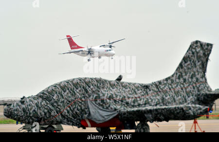 Eine ATR 42-600 der Turboprop Hersteller ATR nimmt Teil an einem Flug Probe in Vorbereitung für die 12. Internationale Luft- und Raumfahrt Ex Stockfoto