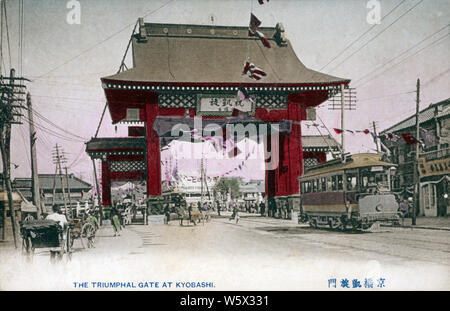 [1900s Japan - Kyobashi Triumphbogen] - Triumphbogen in Kyobashi, Tokio, in Gedenken an Japans Sieg im Russisch-Japanischen Krieg 1905 (Meiji 38). 20. jahrhundert alte Ansichtskarte. Stockfoto