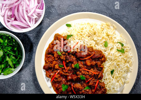 Vegetarische Soja Hackfleisch Chili con Carne und Reis mit roten Chili und Vollkorn Reis Stockfoto
