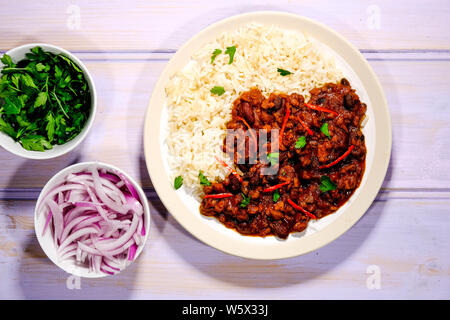 Vegetarische Soja Hackfleisch Chili con Carne und Reis mit roten Chili und Vollkorn Reis Stockfoto