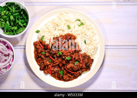 Vegetarische Soja Hackfleisch Chili con Carne und Reis mit roten Chili und Vollkorn Reis Stockfoto