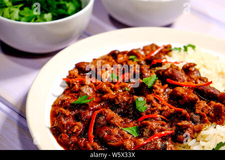 Vegetarische Soja Hackfleisch Chili con Carne und Reis mit roten Chili und Vollkorn Reis Stockfoto