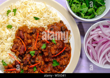 Vegetarische Soja Hackfleisch Chili con Carne und Reis mit roten Chili und Vollkorn Reis Stockfoto