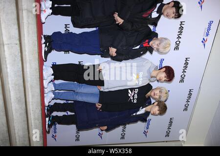 Mitglieder der Koreanischen junge Band will man an einer Werbeveranstaltung für Reebok in Seoul, Südkorea, 11. November 2018. Stockfoto