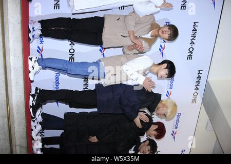 Mitglieder der Koreanischen junge Band will man an einer Werbeveranstaltung für Reebok in Seoul, Südkorea, 11. November 2018. Stockfoto