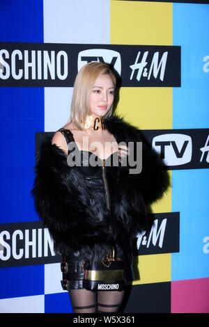Sänger Kim Hyo-yeon, besser als Hyoyeon, der Koreanischen Mädchen Gruppe Girls' Generation bekannt, kommt für die Fashion Party für den Start der Moschin Stockfoto