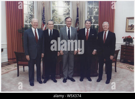 Präsident Bush nimmt an einem Gruppenfoto mit ehemaligen Präsidenten Gerald Ford, Richard Nixon, Ronald Reagan und Jimmy Carter in der Replik des Oval Office bei der Einweihung der Ronald Reagan Presidential Library in Simi Valley, Kalifornien Stockfoto