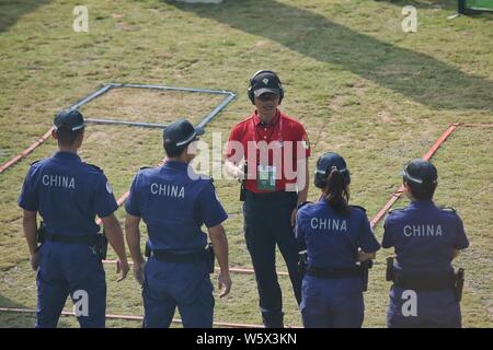 Chinesische Polizisten in der 2 USIP World Police Service Pistolenschießen Wettbewerb in Foshan City konkurrieren, die südchinesische Provinz Guangdong, 14. Stockfoto