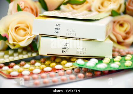 Fertigungs- und Ablaufdatum auf einige pharmazeutische Verpackungen. Stockfoto