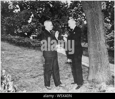 Präsident Harry S. Truman (links) und Außenminister James Byrnes unterhalten sich auf dem Gelände des Weißen Hauses, den Aufenthalt von Präsident Truman während der Potsdamer Konferenz in Deutschland. Stockfoto