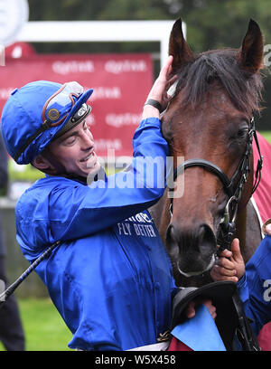 Goodwood Rennstrecke, Chichester, Großbritannien. 30. Juli, 2019. Katar Goodwood Festival; Tag; 2. Rennen, die Katar Vintage Stakes, James Doyle feiert Gewinnen auf der Pinatubo Credit: Aktion plus Sport/Alamy leben Nachrichten Stockfoto