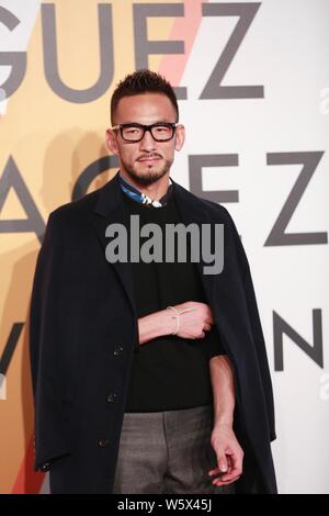 Pensionierte Japanischen Fußball-Star Hidetoshi Nakata kommt an der Louis Vuitton', Volez Voguez, Voyagez' Ausstellung in Shanghai, China, 15. November 2018. Stockfoto