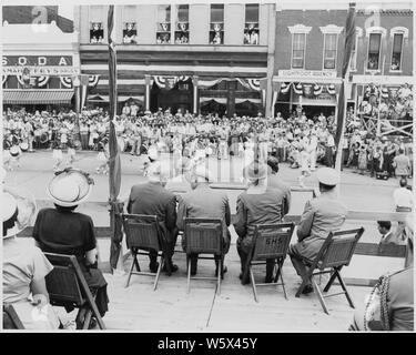 Präsident Harry S. Truman und andere Würdenträger auf der Überprüfung der Plattform, beobachten eine Parade, in Bolivar, Missouri. Präsident Truman eine Statue zu Simon Bolivar in Bolivar gewidmet. Die Partei des Präsidenten ist von hinten gesehen. Stockfoto