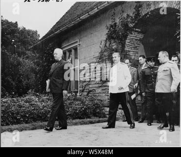 Präsident Harry S. Truman und der sowjetische Regierungschef Josef Stalin Spaziergang im Garten von Schloss Cecilienhof während der Potsdamer Konferenz in Deutschland. Stockfoto