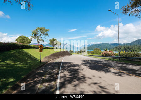 Verkehrsschild auf schönen Bergstraße mit blauem Himmel Stockfoto