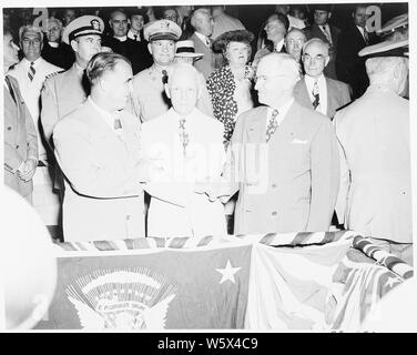 Präsident Harry S. Truman die Teilnahme an einem Baseballspiel, Griffith Stadium, Washington, DC. Eine Nahaufnahme von Präsident Truman Händeschütteln mit zwei nicht identifizierte Männer. Stockfoto